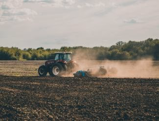 Guide pour une batterie de tracteur agricole