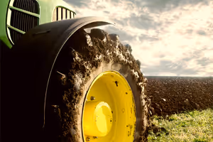Comment bien entretenir les pneus de son tracteur ?