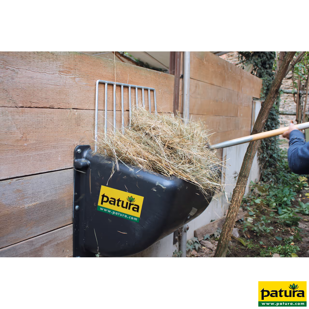 Auge en plastique alimentation lente pour chevaux, 140 l