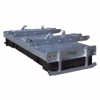 Balai pousseur avec 8 rangées de brosses Fliegl Löwe 2500 attache Euro et fourche à palette Origine