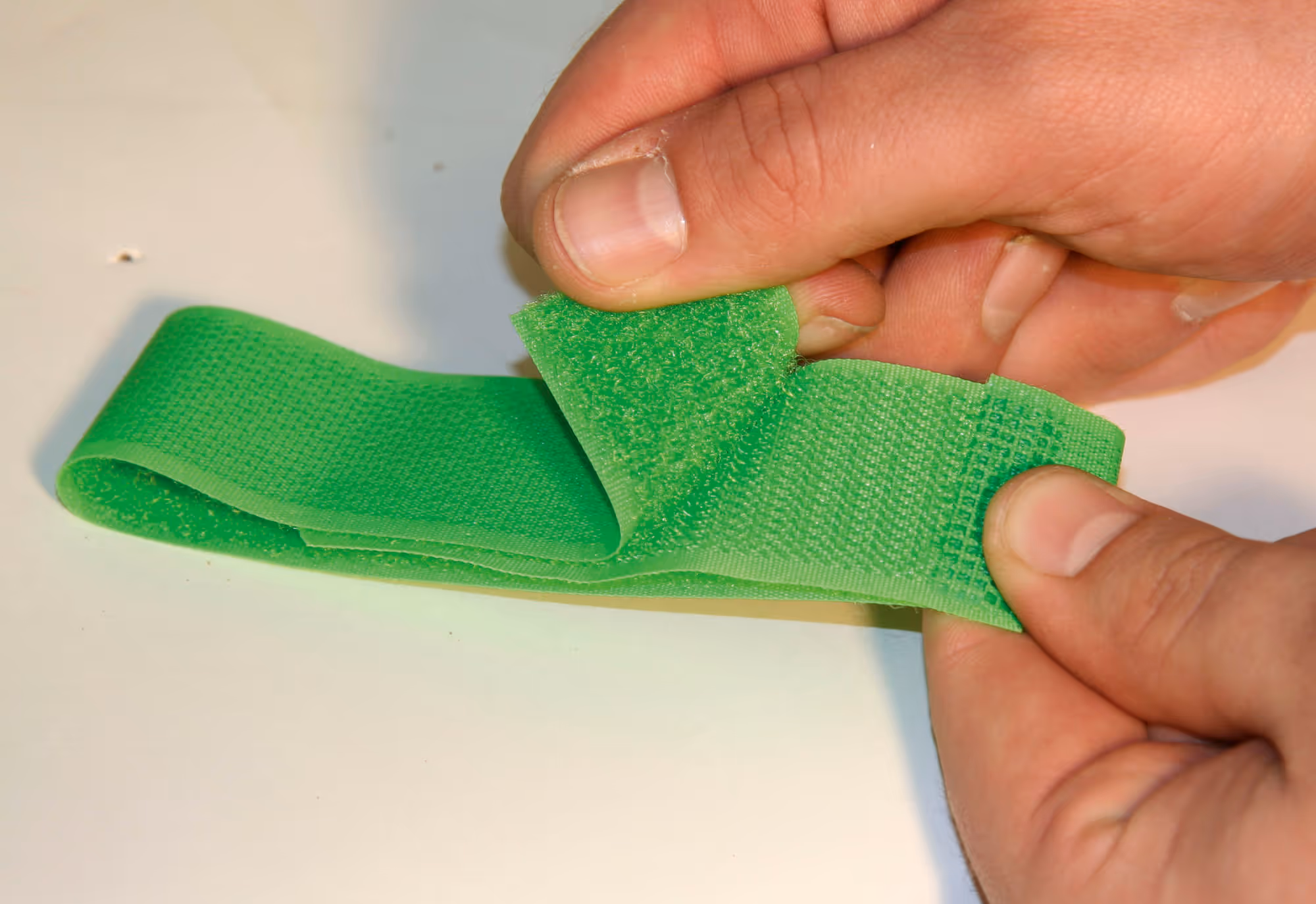 Bracelet velcro fluo assortis 36cm par 10