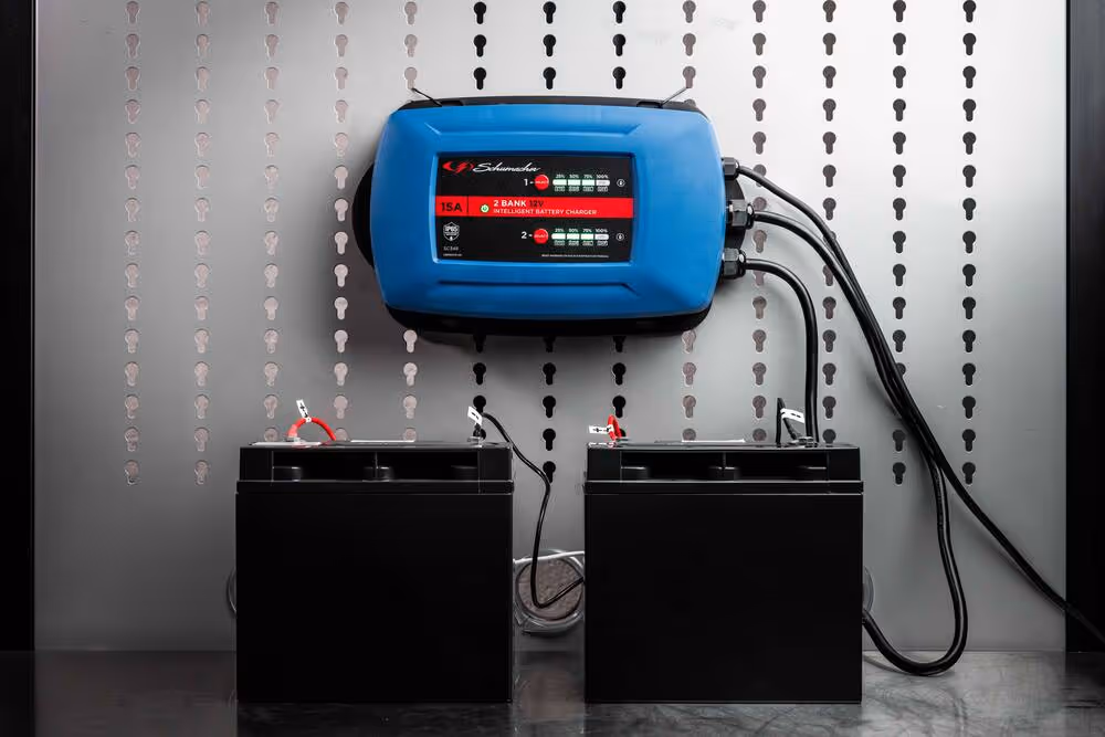 CHARGEUR ELECTRONIQUE 12V 15A SC 348
