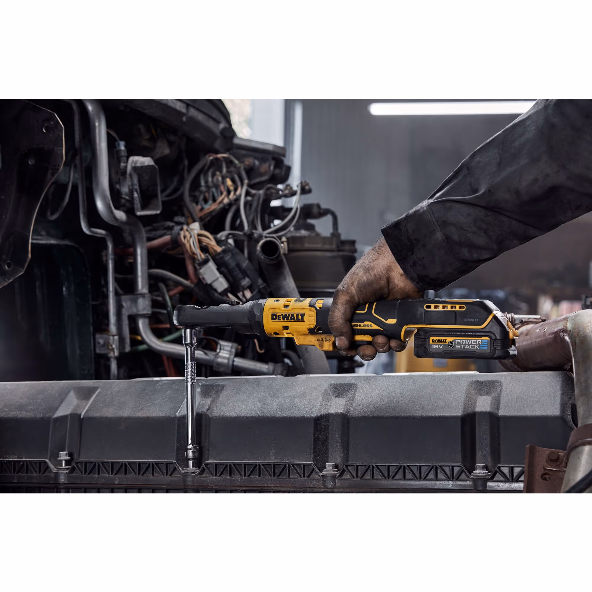 Clé à Cliquet XR 18V Brushless - Performances Exceptionnelles avec 102 Nm de Couple, Têtes Interchangeables 3/8" et 1/2"
