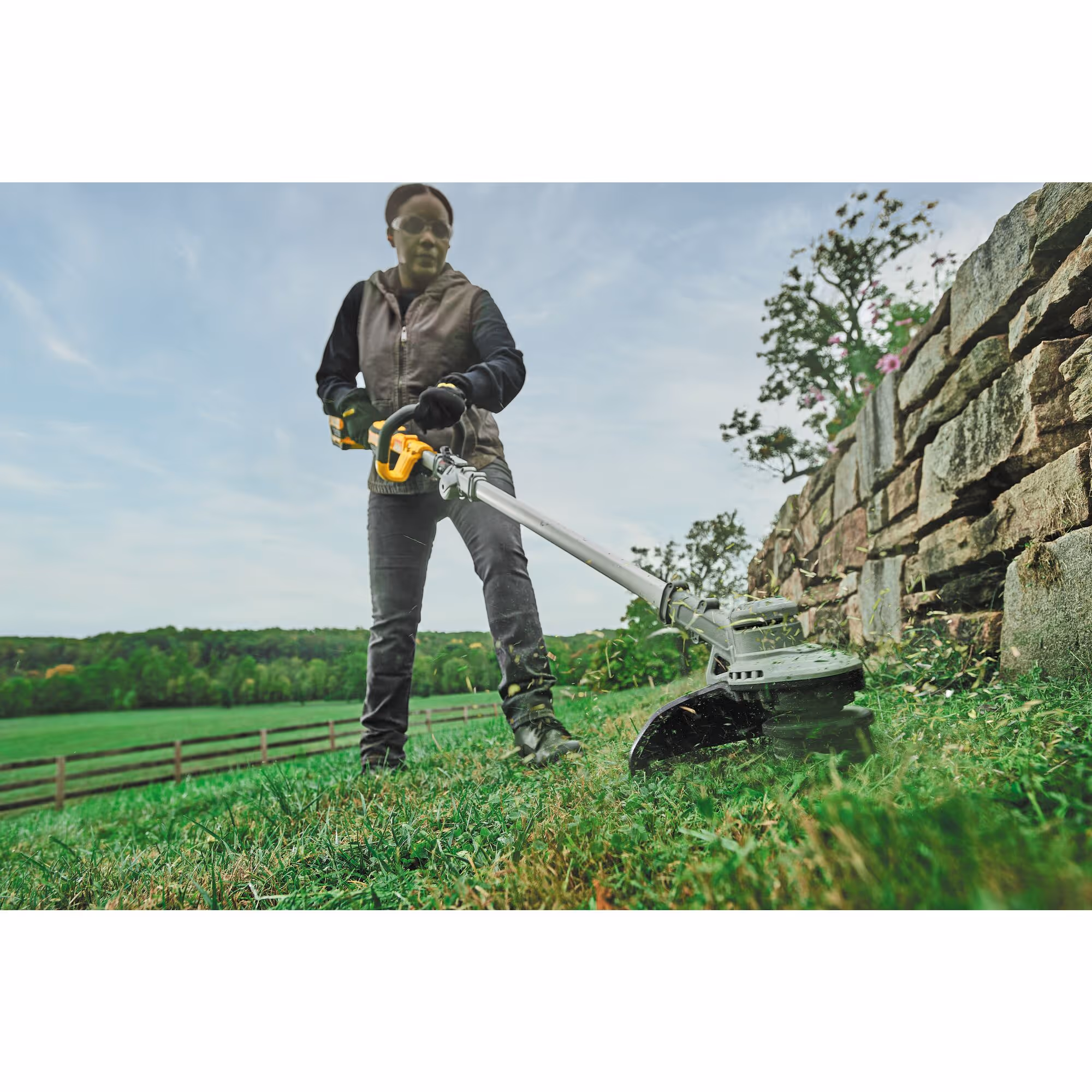 Coupe-bordure repliable XR 18 V 5 Ah Li-Ion Brushless - largeur de coupe (cm) : 36 / arbre : repliable / régime à vide (tr/min) : 0-4600/6000 / épaisseur du fil (mm) : 2 / système d’alimentation fil : frappe au sol - 1 batterie, chargeur 