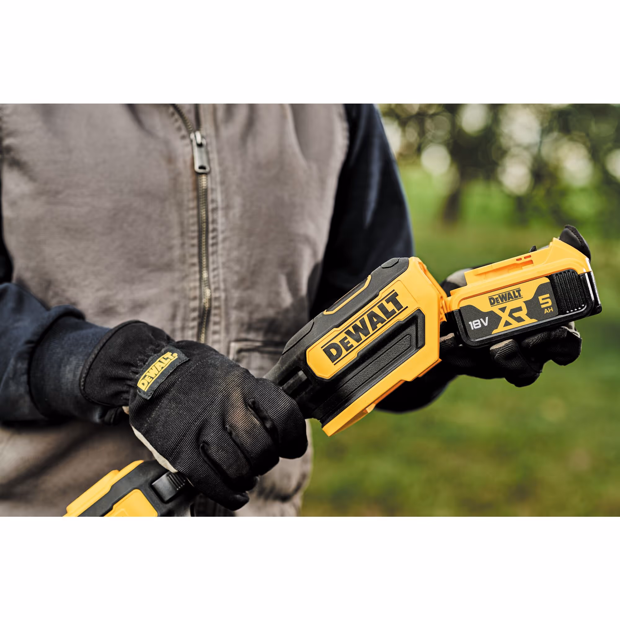 Coupe-bordure repliable XR 18 V 5 Ah Li-Ion Brushless - largeur de coupe (cm) : 36 / arbre : repliable / régime à vide (tr/min) : 0-4600/6000 / épaisseur du fil (mm) : 2 / système d’alimentation fil : frappe au sol - 1 batterie, chargeur 