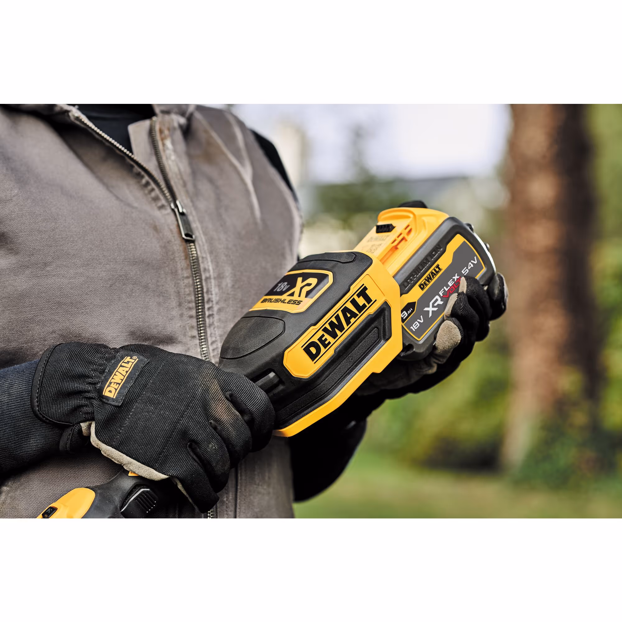 Coupe-bordure repliable XR 18 V 5 Ah Li-Ion Brushless - largeur de coupe (cm) : 36 / arbre : repliable / régime à vide (tr/min) : 0-4600/6000 / épaisseur du fil (mm) : 2 / système d’alimentation fil : frappe au sol - 1 batterie, chargeur 