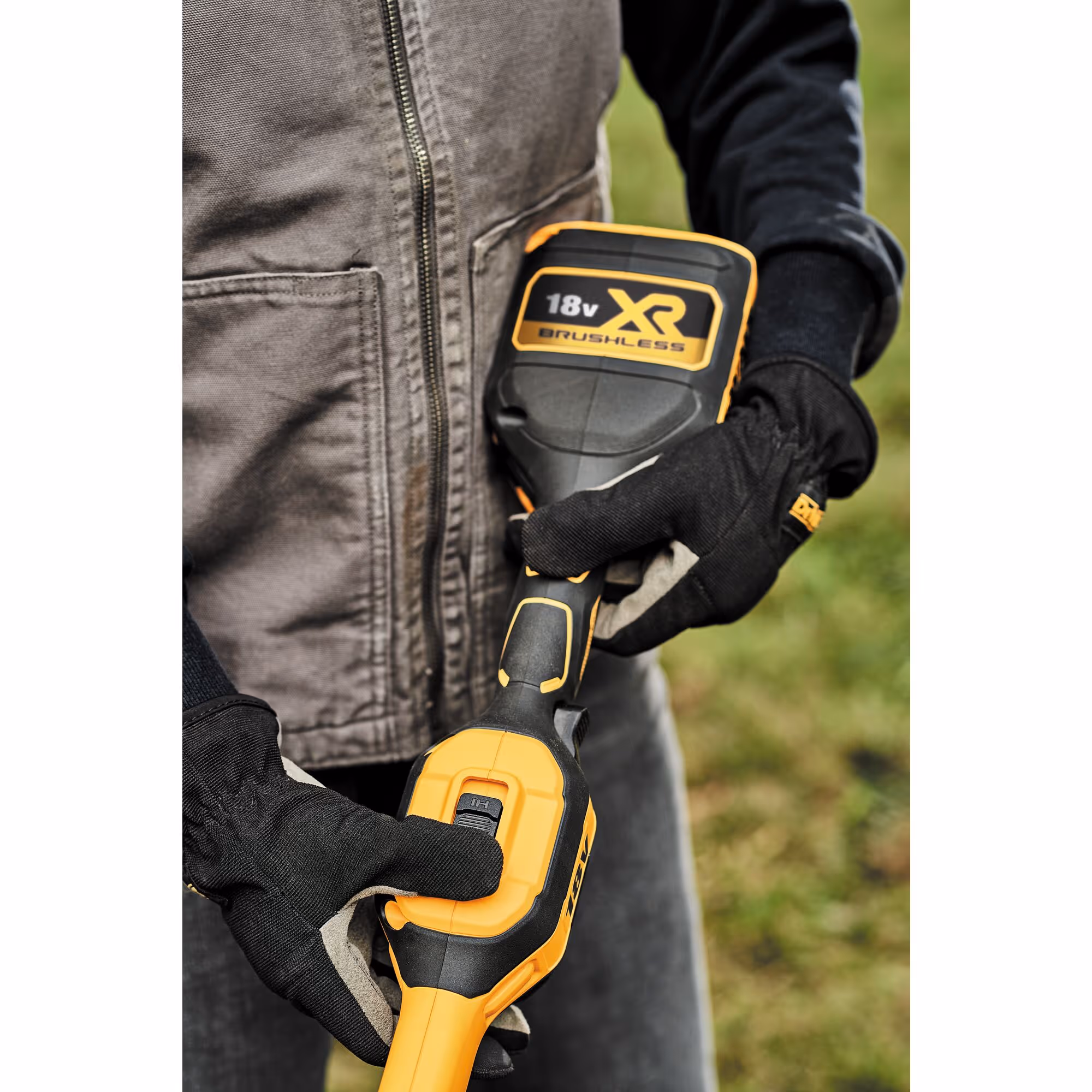 Coupe-bordure repliable XR 18 V 5 Ah Li-Ion Brushless - largeur de coupe (cm) : 36 / arbre : repliable / régime à vide (tr/min) : 0-4600/6000 / épaisseur du fil (mm) : 2 / système d’alimentation fil : frappe au sol - 1 batterie, chargeur 