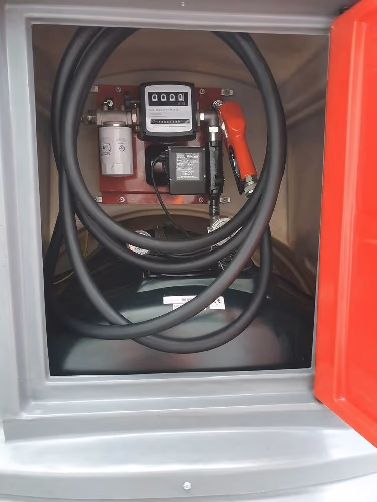 Cuve de stockage 2500L avec armoire et pompe 60L/min