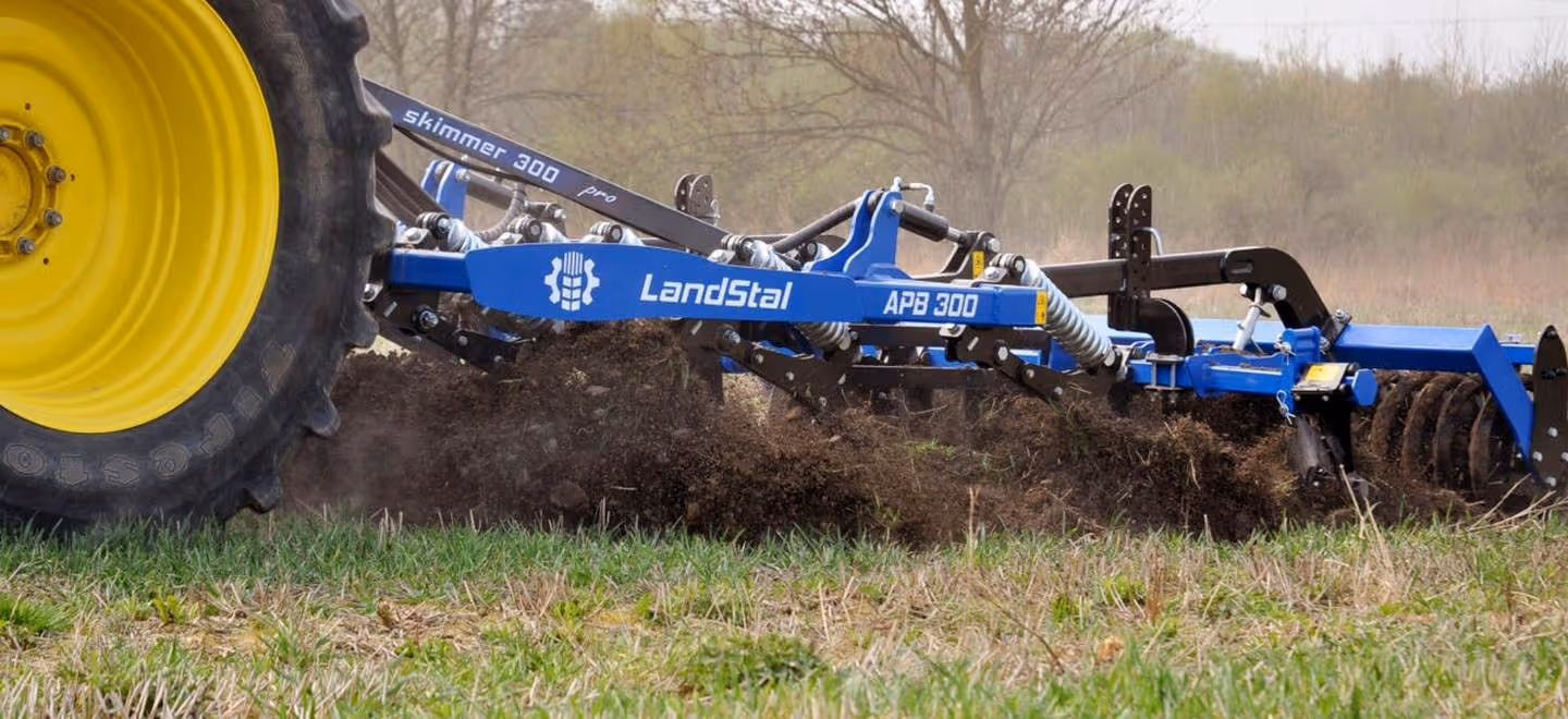 Déchaumeur à dents 3 m LandStal APB 300 avec rouleauV-Ring 500