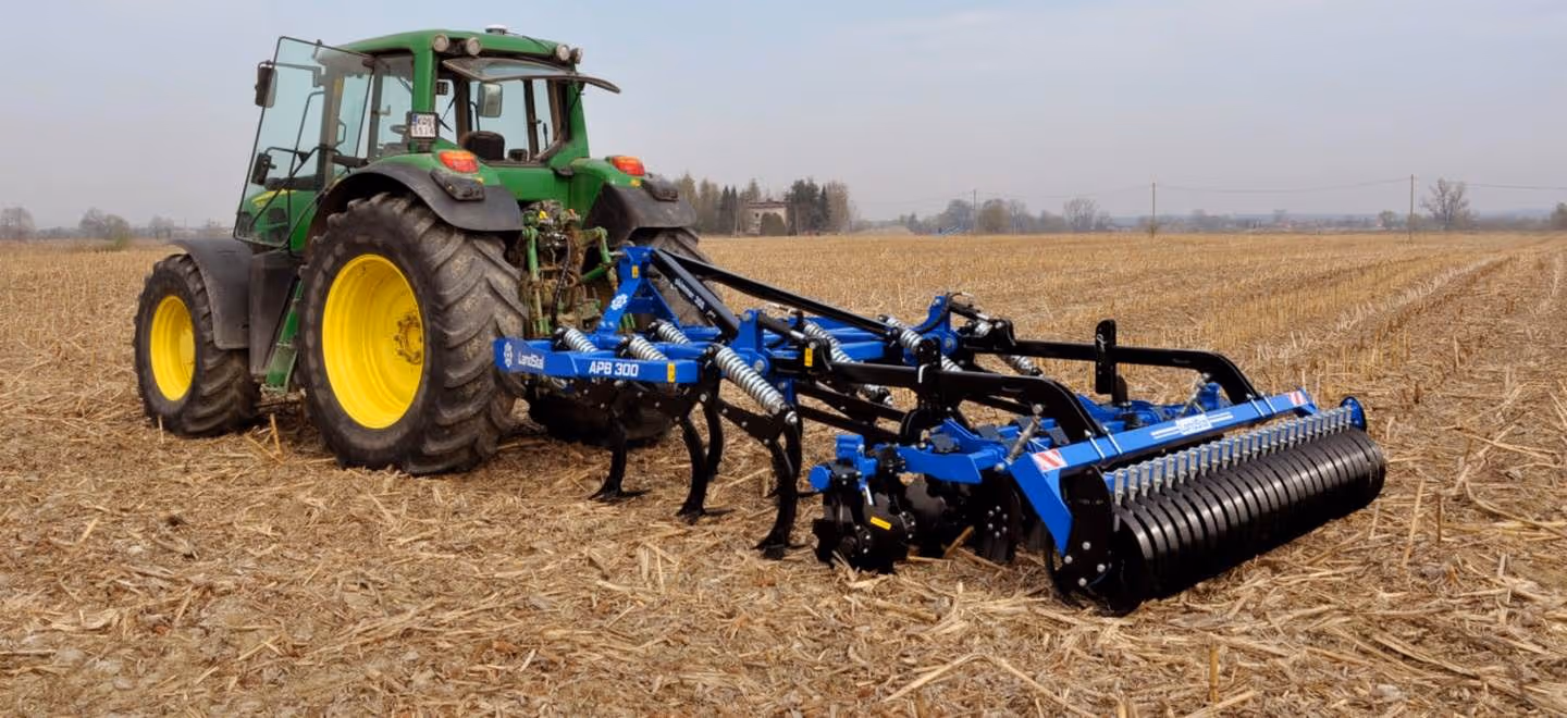 Déchaumeur à dents 3 m LandStal APB 300 avec rouleauV-Ring 500