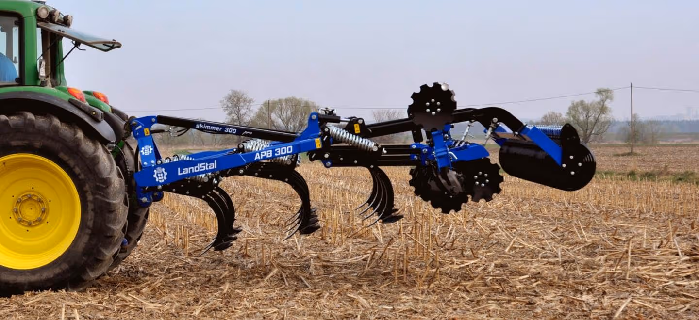 Déchaumeur à dents 3 m LandStal APB 300 avec rouleauV-Ring 500