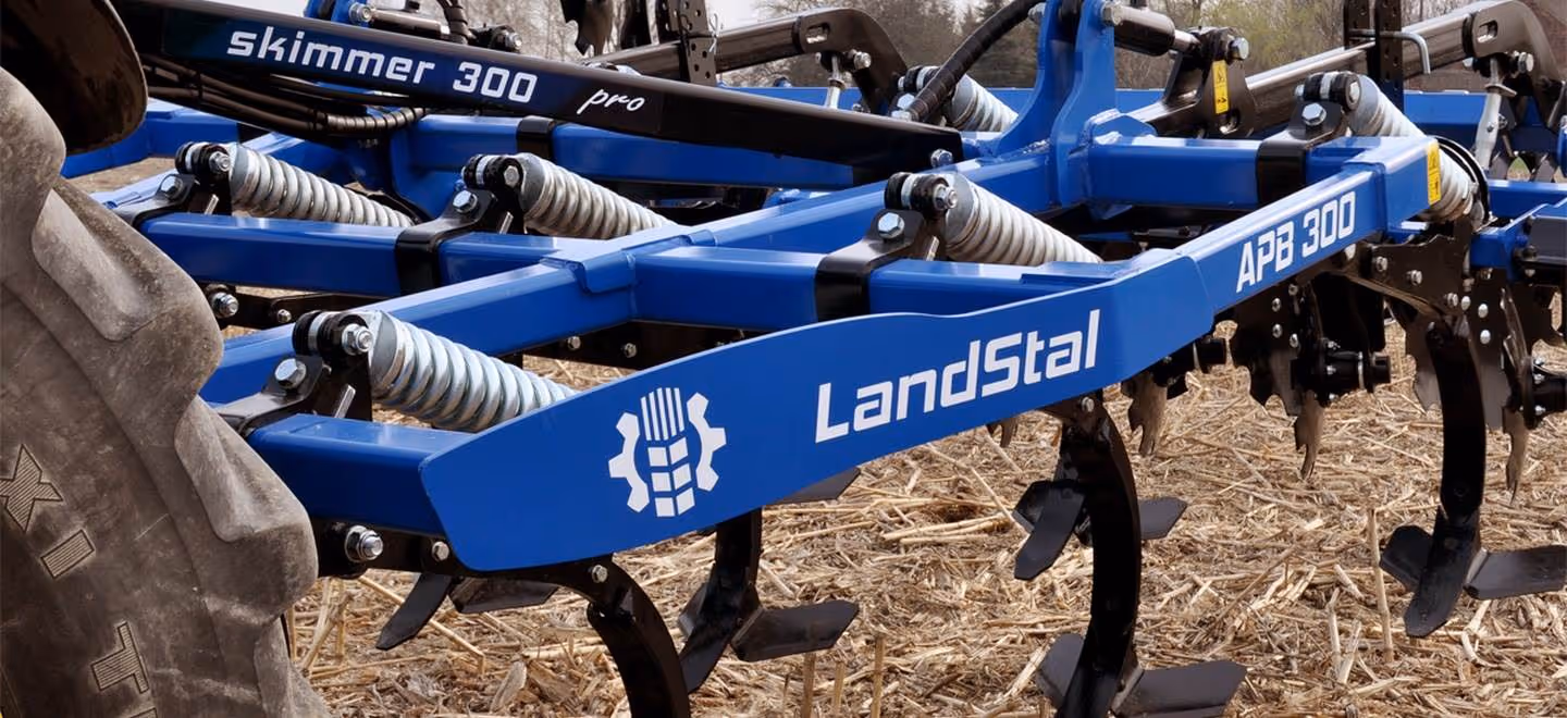Déchaumeur à dents 3 m LandStal APB 300 avec rouleauV-Ring 500