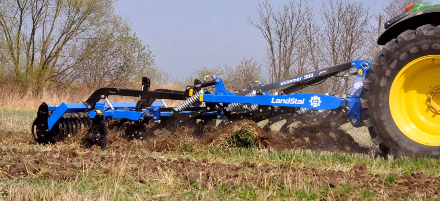 Déchaumeur à dents 3 m LandStal APB 300 avec rouleauV-Ring 500