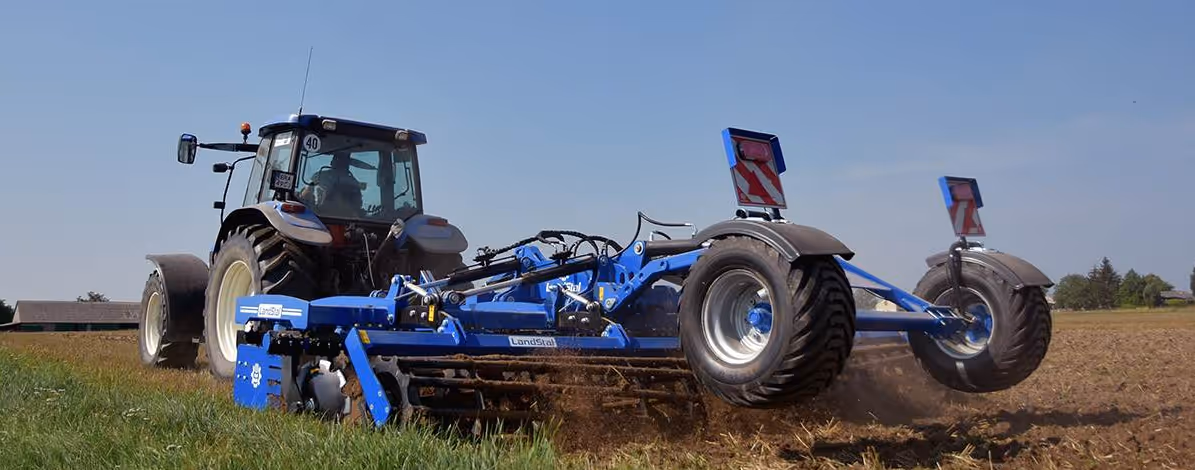Déchaumeur à disque LandStal - repliage hydraulique 4 m BTH 400 avec rouleau tube 560