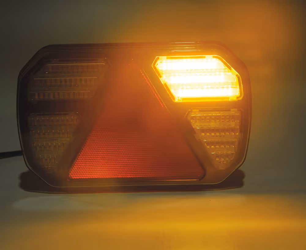 FEU ARRIERE LED 7 FONCTIONS -CLIGNOTANT DYNAMIQUE - DROIT