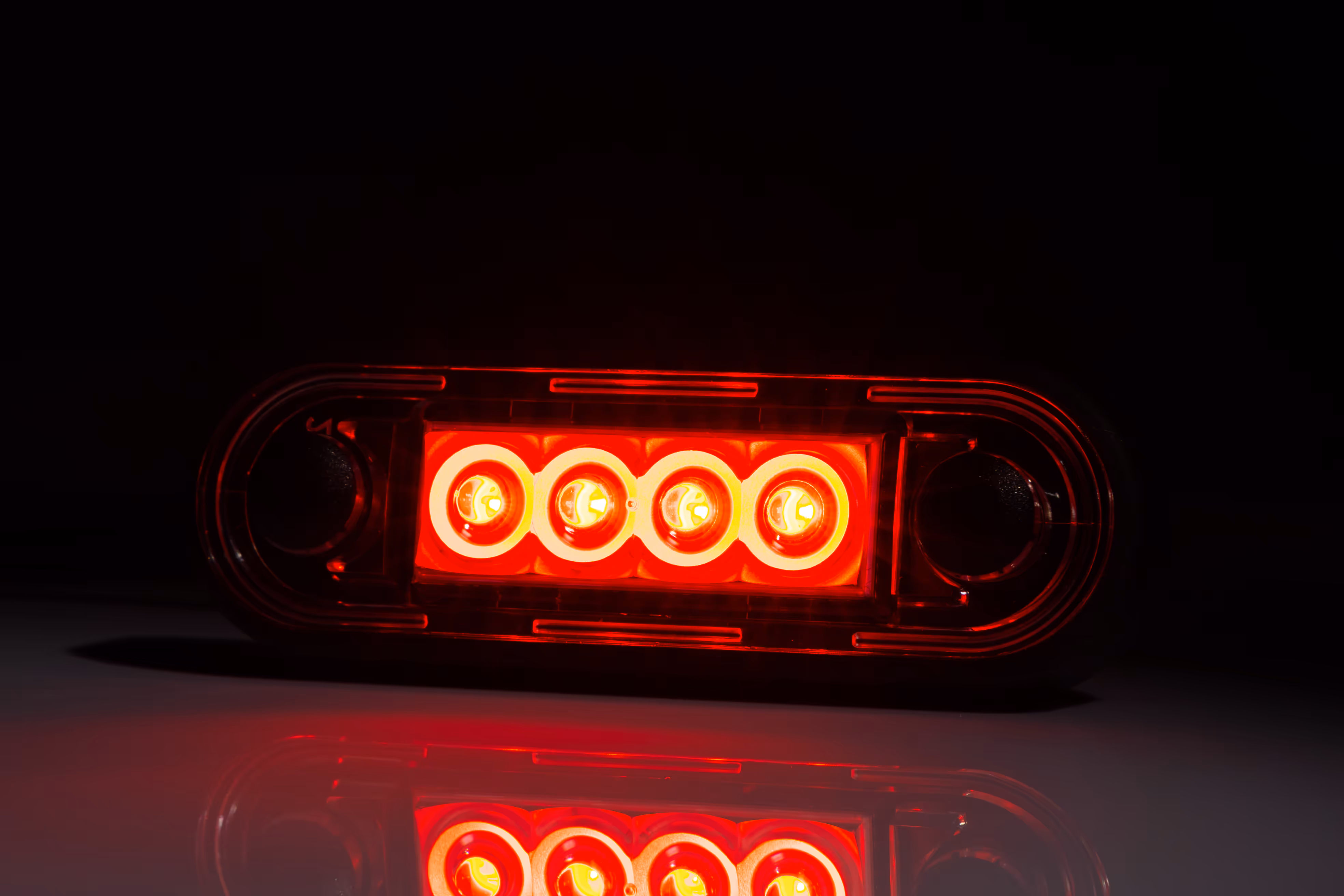 Feu de gabarit  à LED 12-36V, rouge, longueur du câble 0,5m, avec embase noir plate et pour un pare-chocs