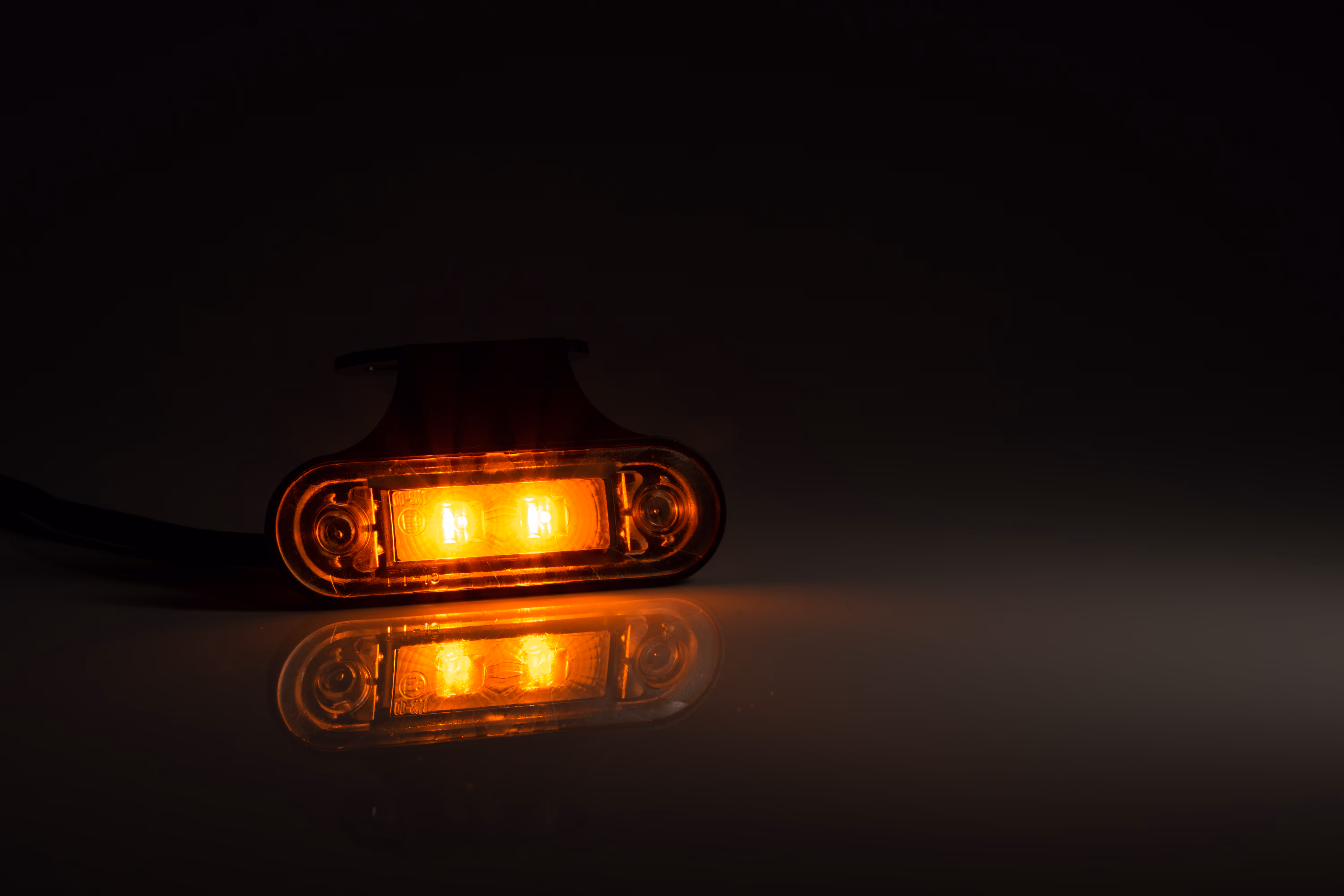 Feu de gabarit à LED, orange, sur patte équerre, avec câble 2x0,75mm2 