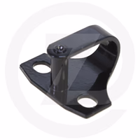 Gache de serrure portière sur montant intérieur de la cabine