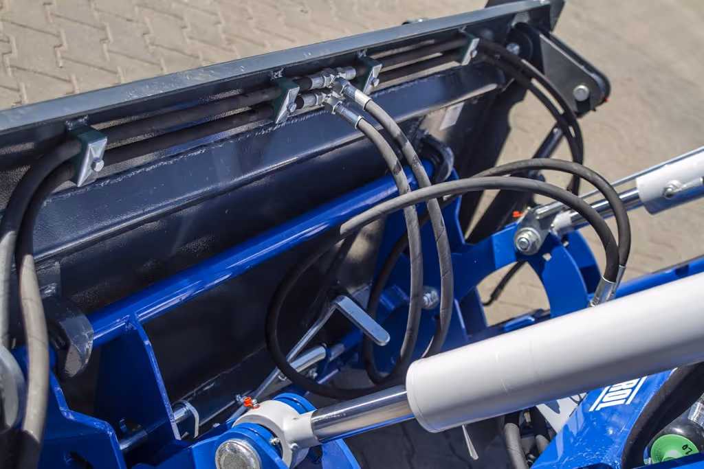 Godet 4 en 1 Sonarol 1650 attelage New Holland