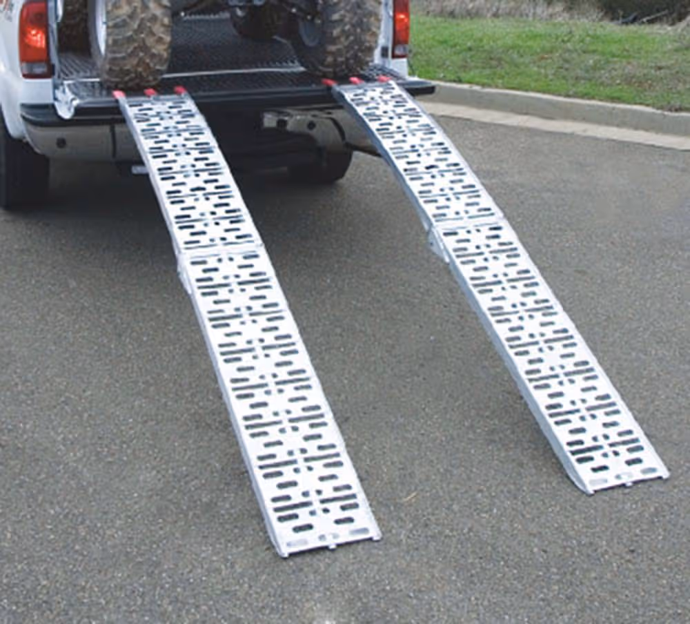 JEU DE 2 RAMPES ALU PLIANTES - 2 CHARNIERES-2M - 680 KGS