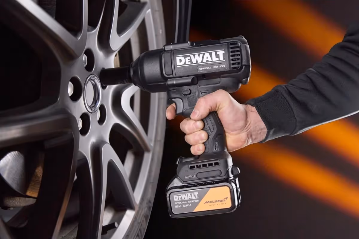 Kit 3 outils Dewalt McLaren meuleuse 125 mm, Boulonneuse à choc 1396 Nm, Perceuse visseuse à percussion avec 2 batterie 5Ah, chargeur et coffret T-Stack