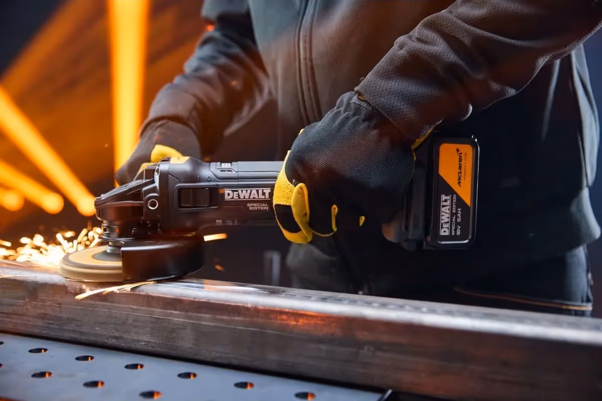 Kit 3 outils Dewalt McLaren meuleuse 125 mm, Boulonneuse à choc 1396 Nm, Perceuse visseuse à percussion avec 2 batterie 5Ah, chargeur et coffret T-Stack