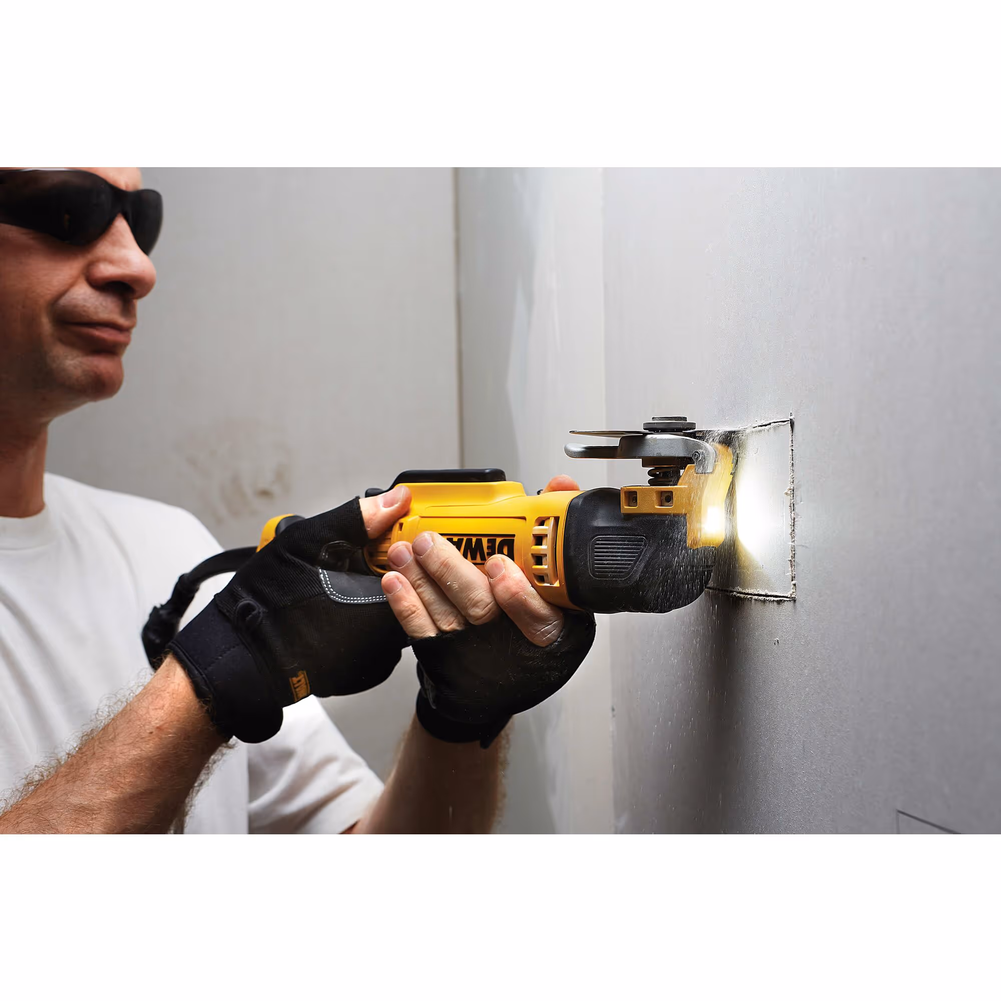 Multi-cutter XR 18V 2Ah Li-Ion Brushless - 32 accessoires avec batteries