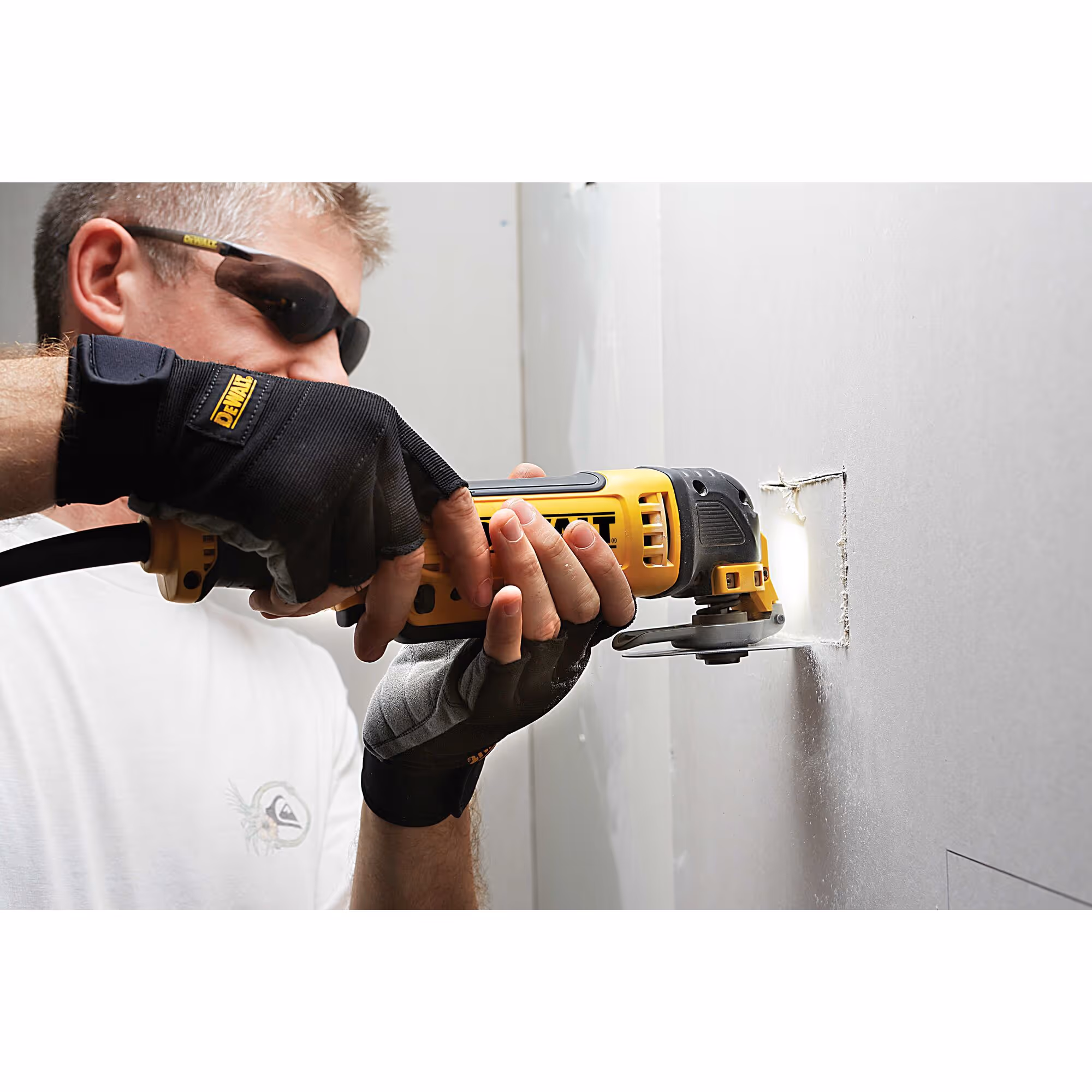 Multi-cutter XR 18V 2Ah Li-Ion Brushless - 32 accessoires avec batteries