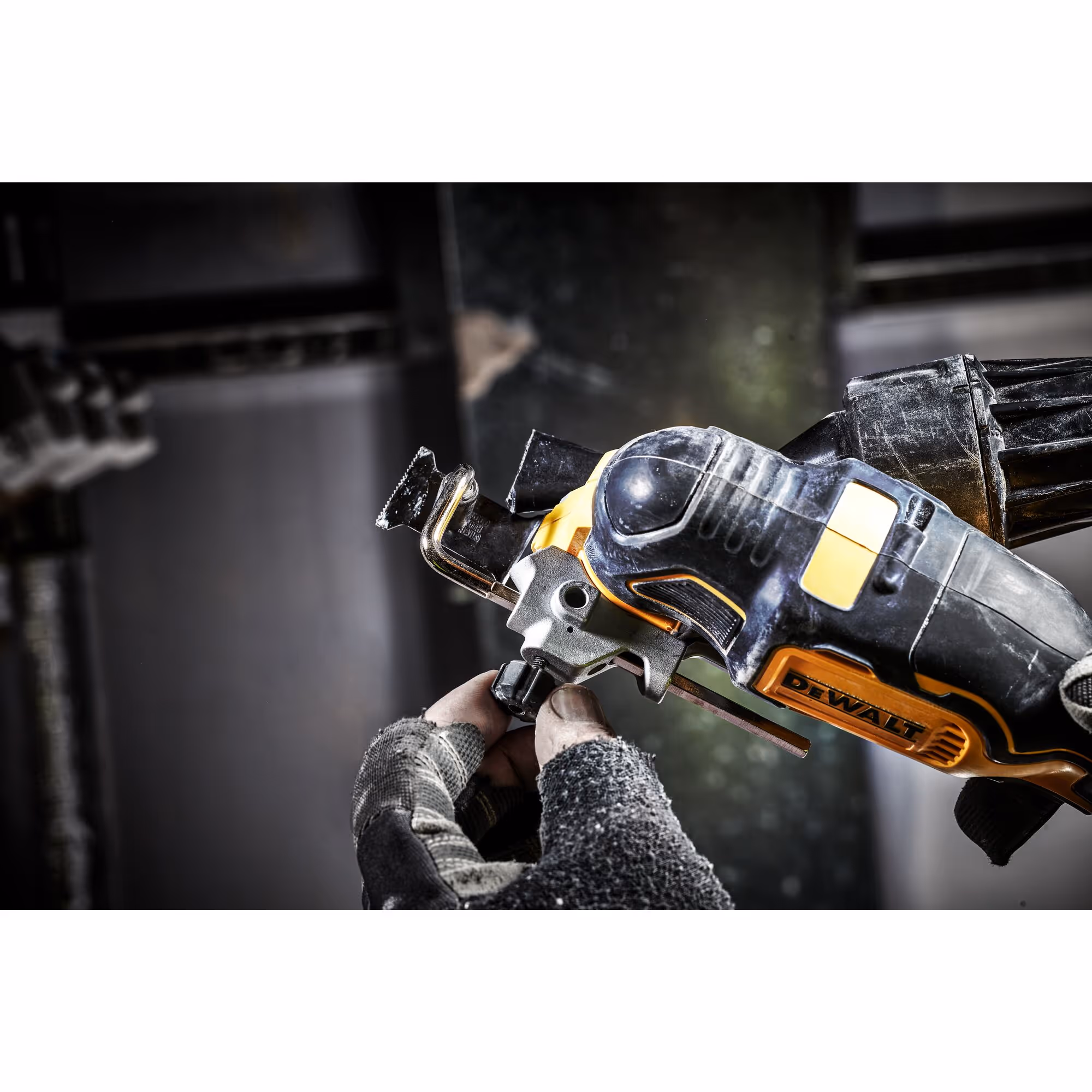 Multi-cutter XR 18V 5Ah Li-Ion Brushless - 35 accessoires avec batteries