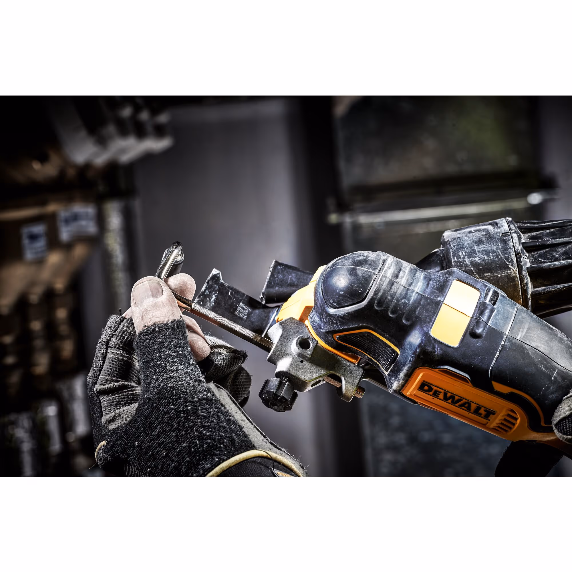 Multi-cutter XR 18V Brushless - 35 accessoires  Sans batterie ni chargeur