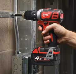 Perceuse visseuse Milwaukee M18 BDD-402C avec 2 batteries 18V 4.0Ah, chargeur et coffret