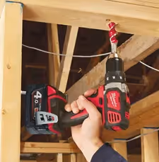Perceuse visseuse Milwaukee M18 BDD-402C avec 2 batteries 18V 4.0Ah, chargeur et coffret