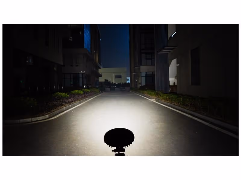 Phare de travail à LED 3200 Lumens 12-40V Faisceau concentré Interférence: Classe 3