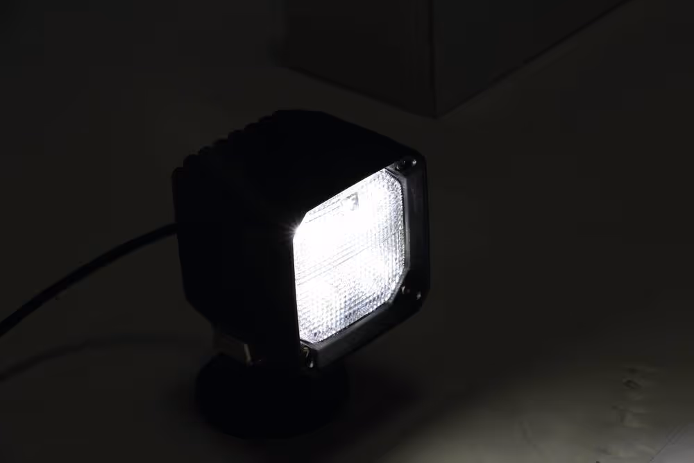 PHARE DE TRAVAIL CARRE 4000LM 9/32V 40W