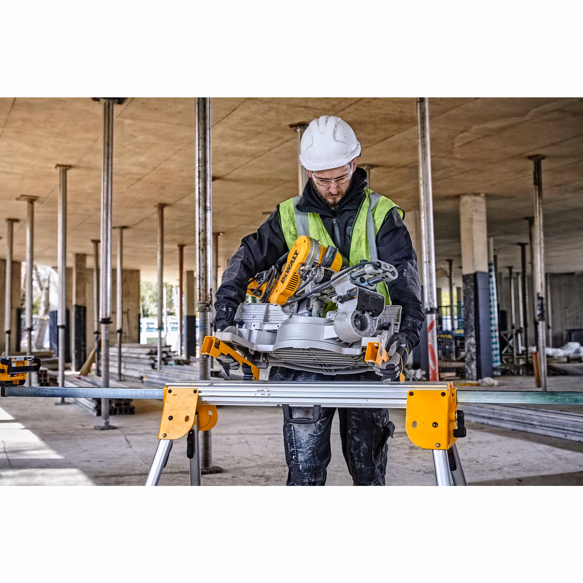Piètement compact pour scies à onglets