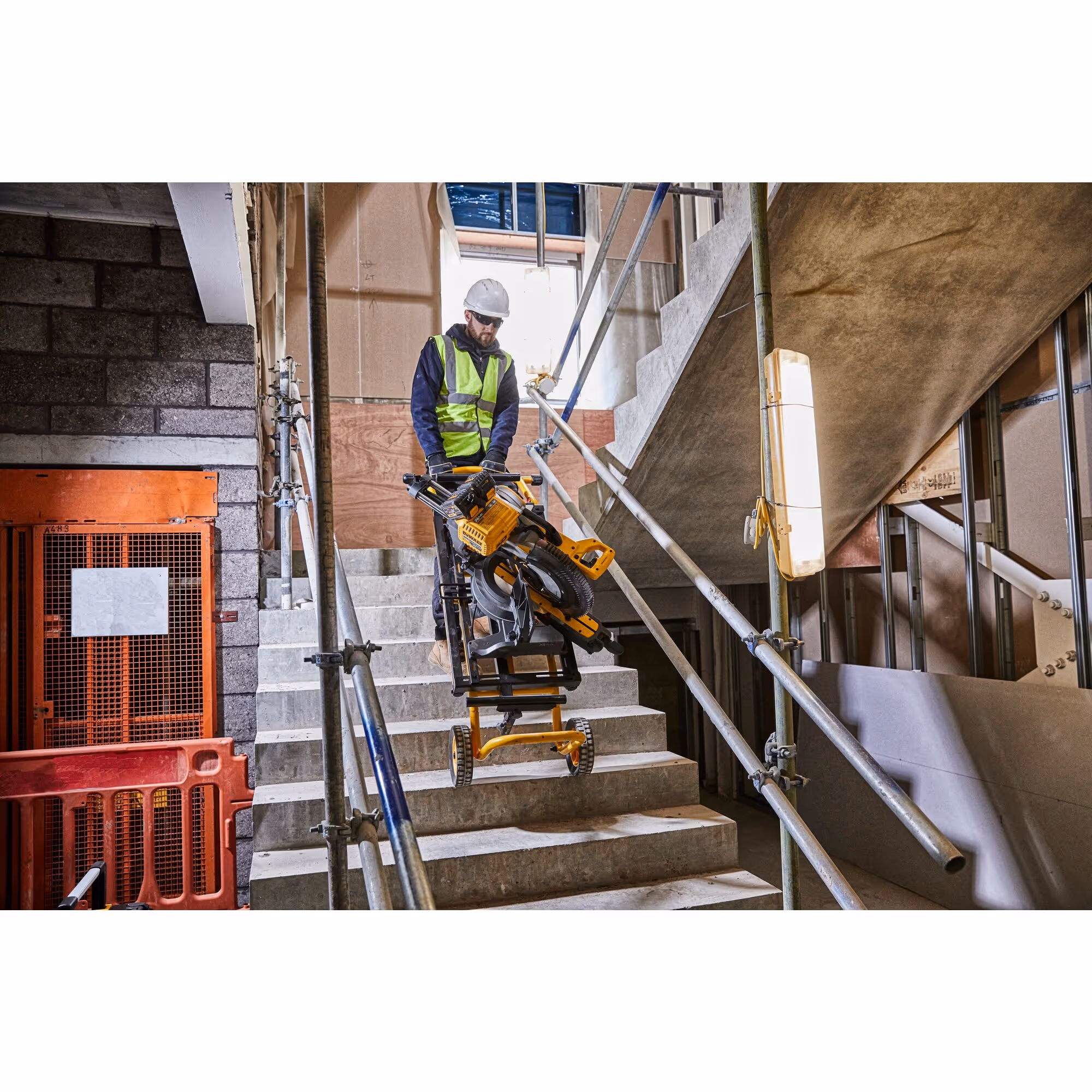 Piètement roulant pour scies à onglets