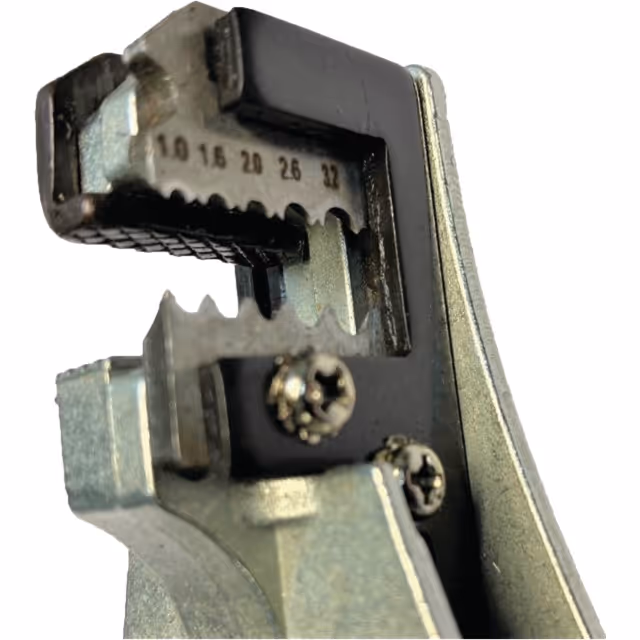 Pince a denuder pour cable perimetrique de robot de tonte