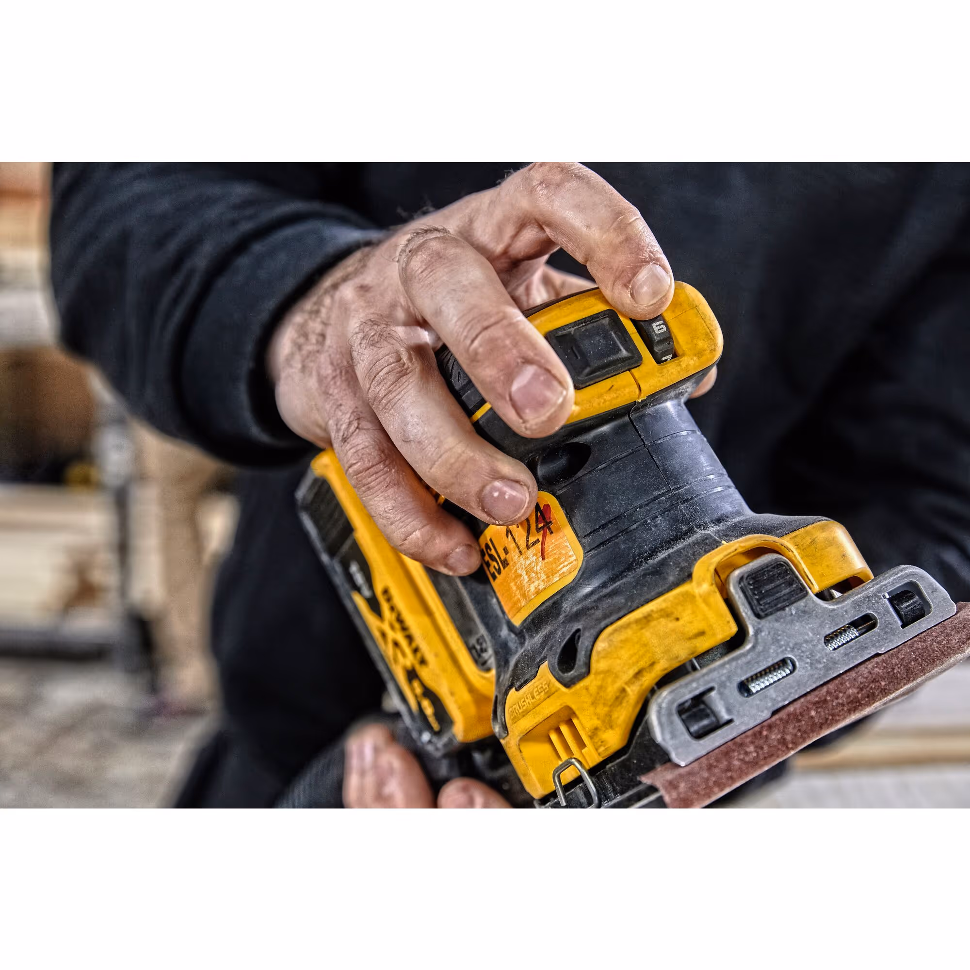 Ponceuse 1/4 de feuille XR 18 + 1/4 feuille abrasive offerte AGZ000672717