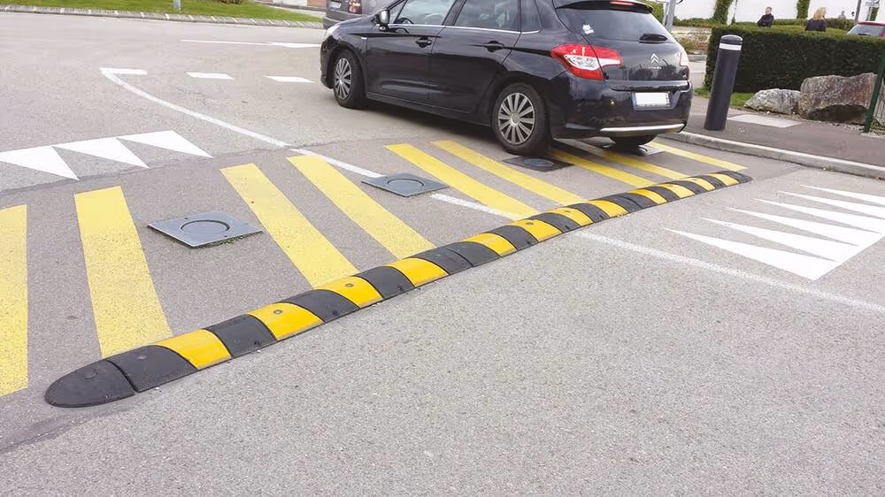 RALENTISSSEUR MONOBLOC 1830x300x55