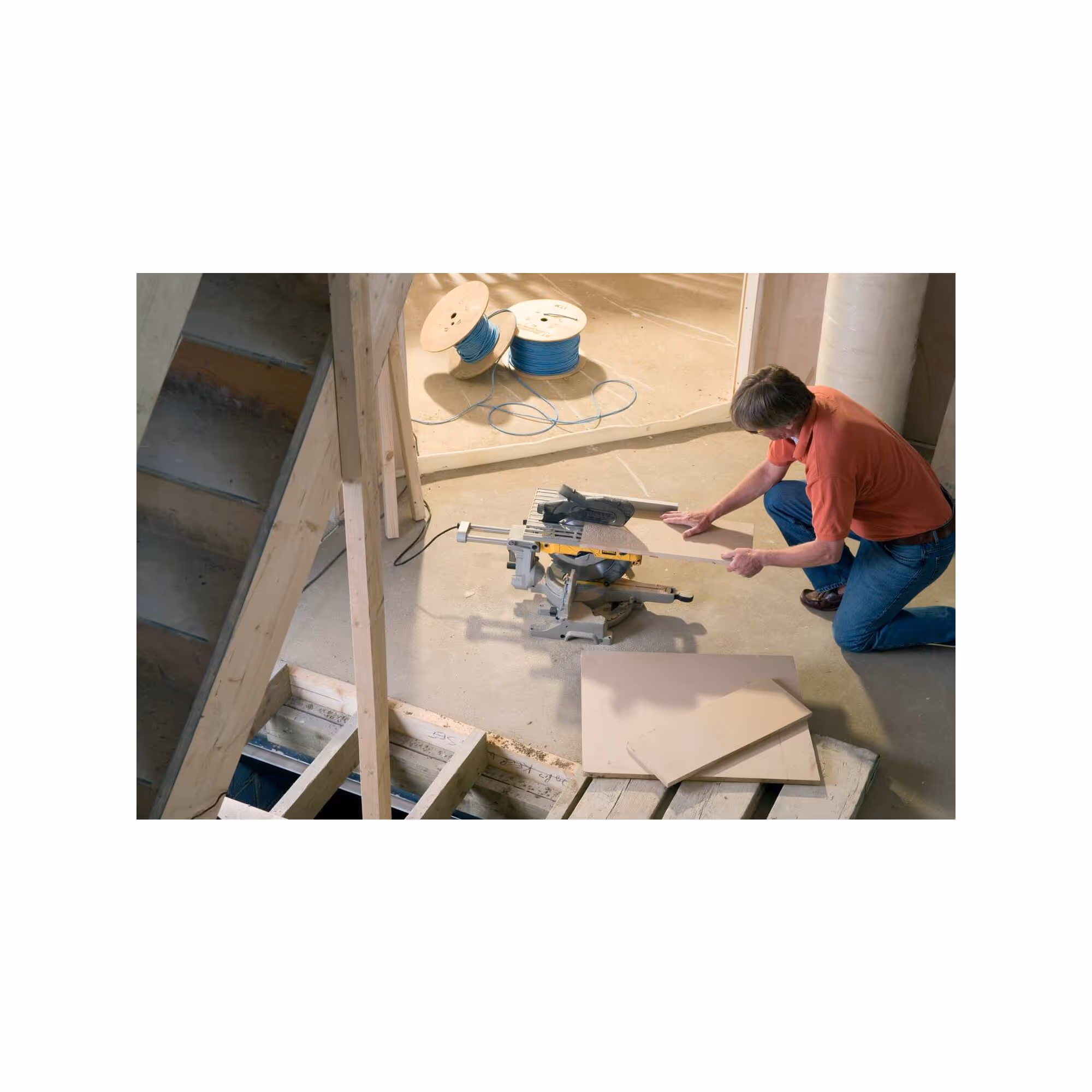 Scie à onglets radiale à table supérieure 1500W 305 mm