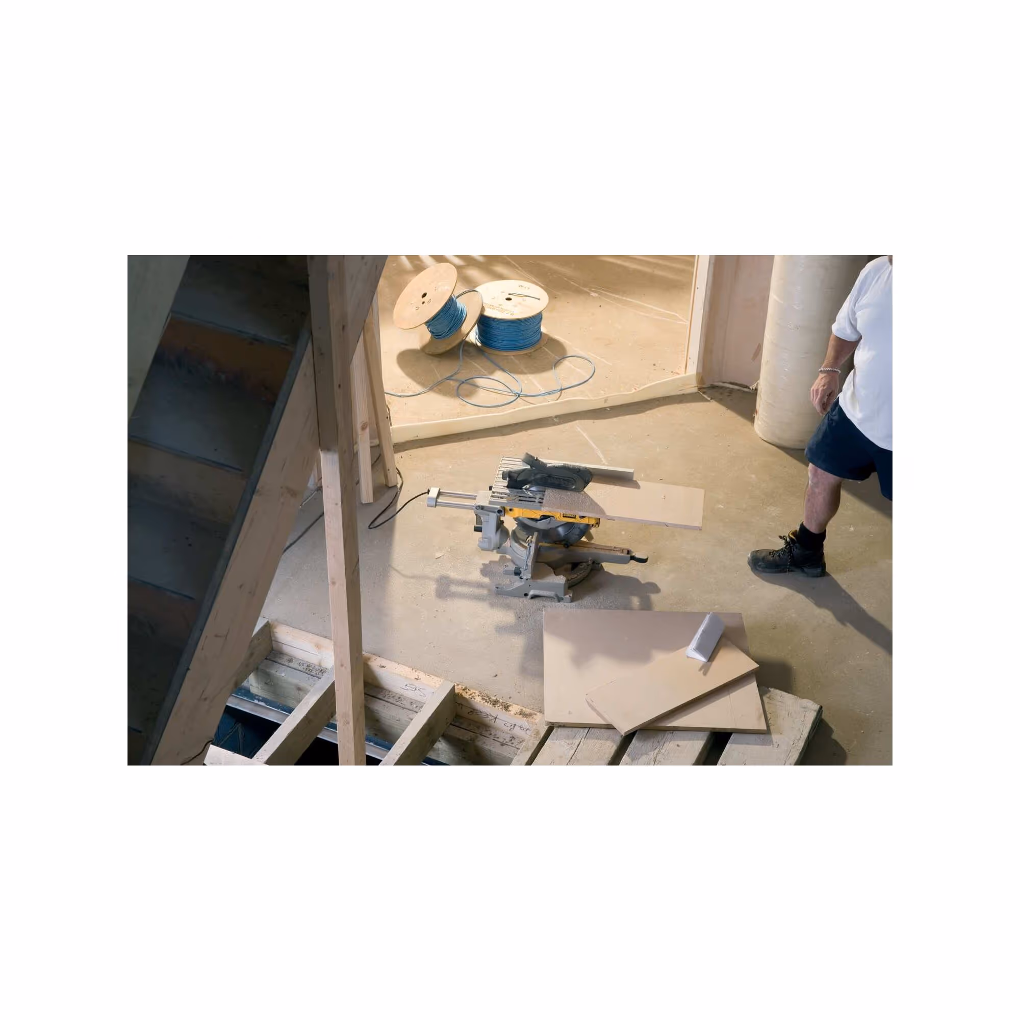 Scie à onglets radiale à table supérieure 1500W 305 mm