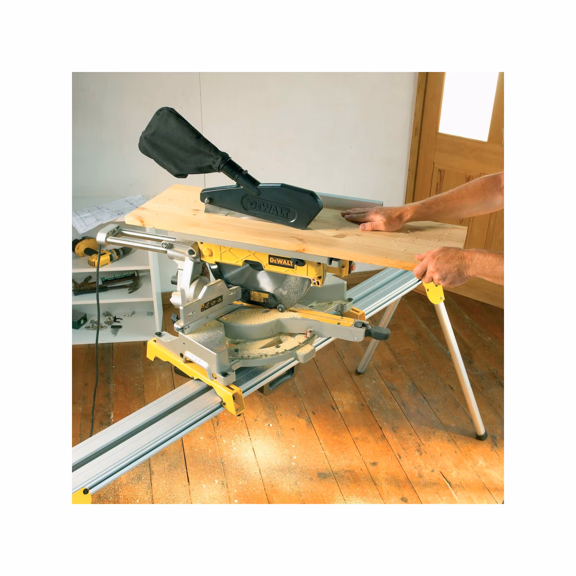 Scie à onglets radiale à table supérieure 1600W 305 mm