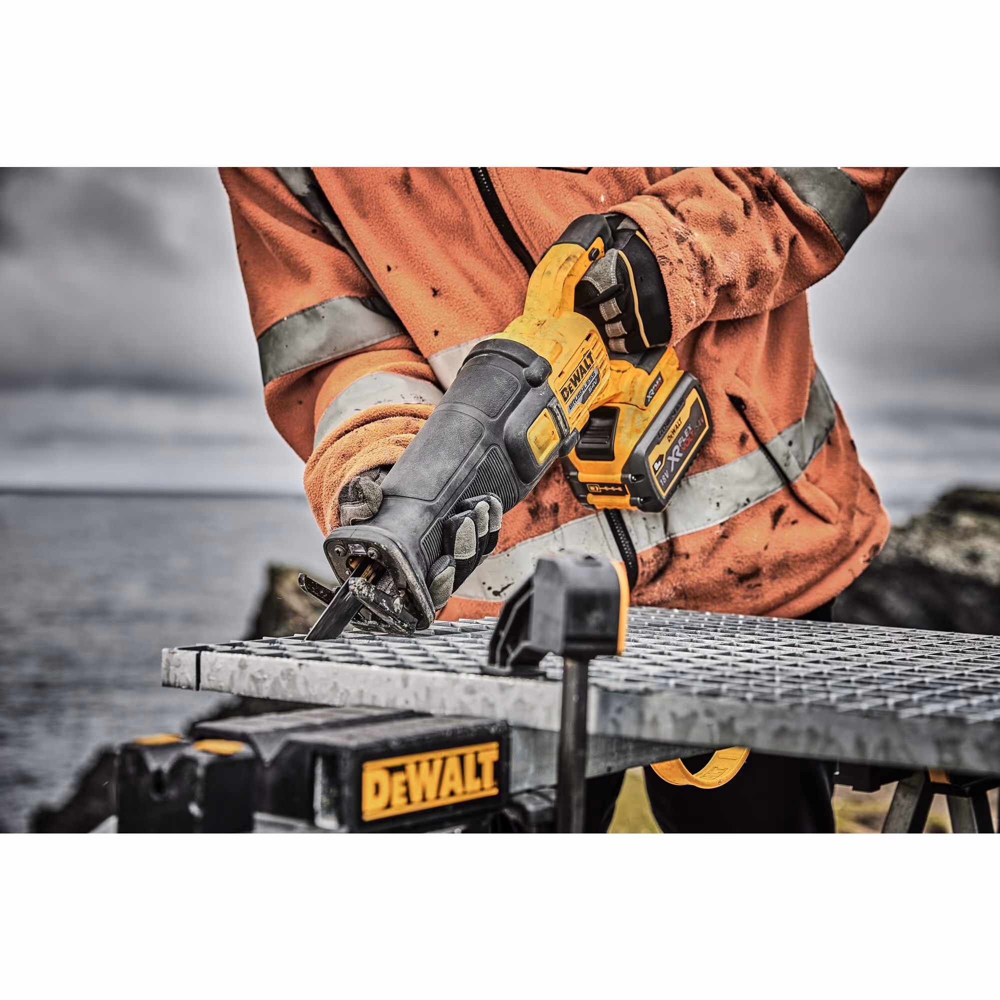 Scie sabre XR FLEXVOLT 54V 3Ah Li-Ion Brushless avec batteries 