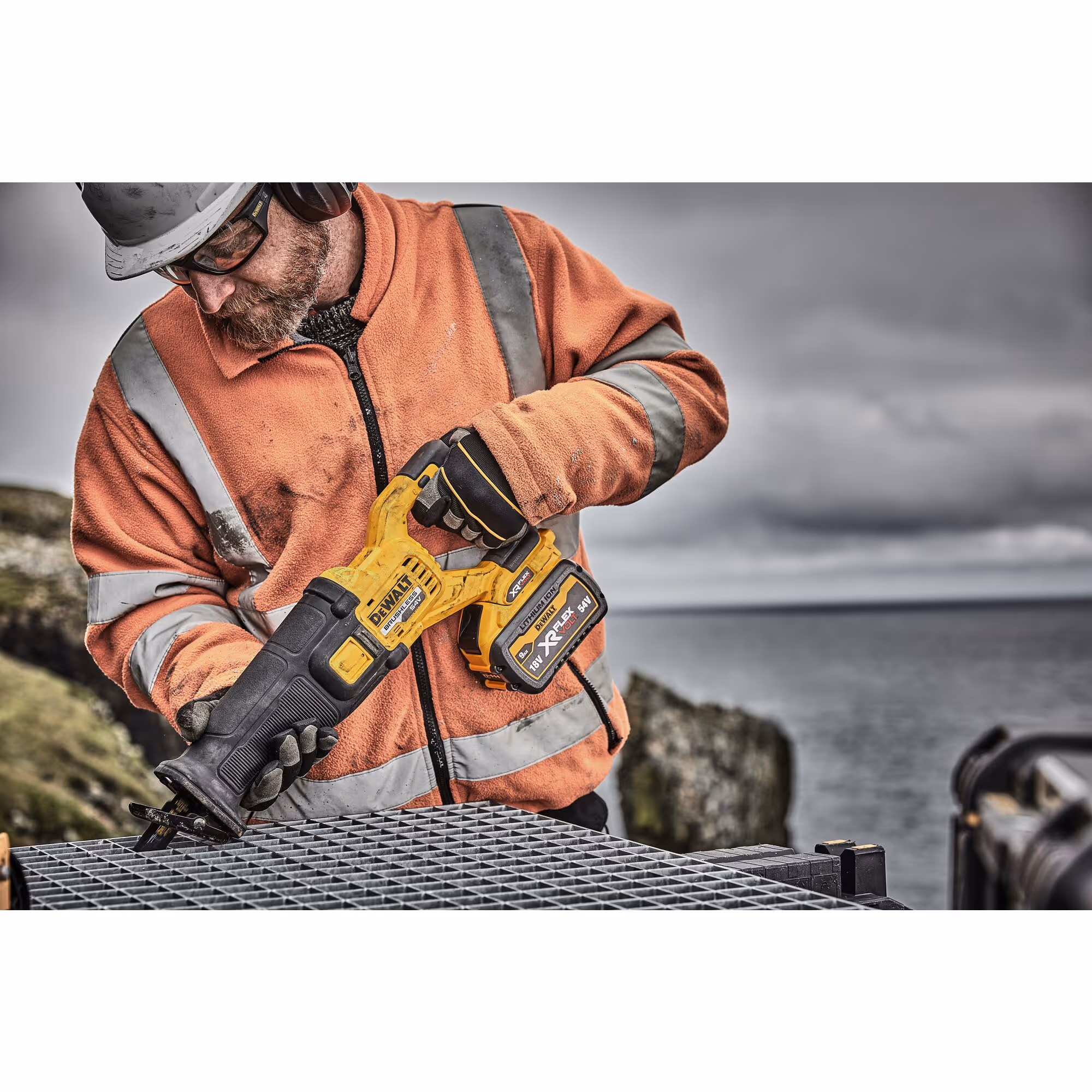 Scie sabre XR FLEXVOLT 54V 3Ah Li-Ion Brushless avec batteries 