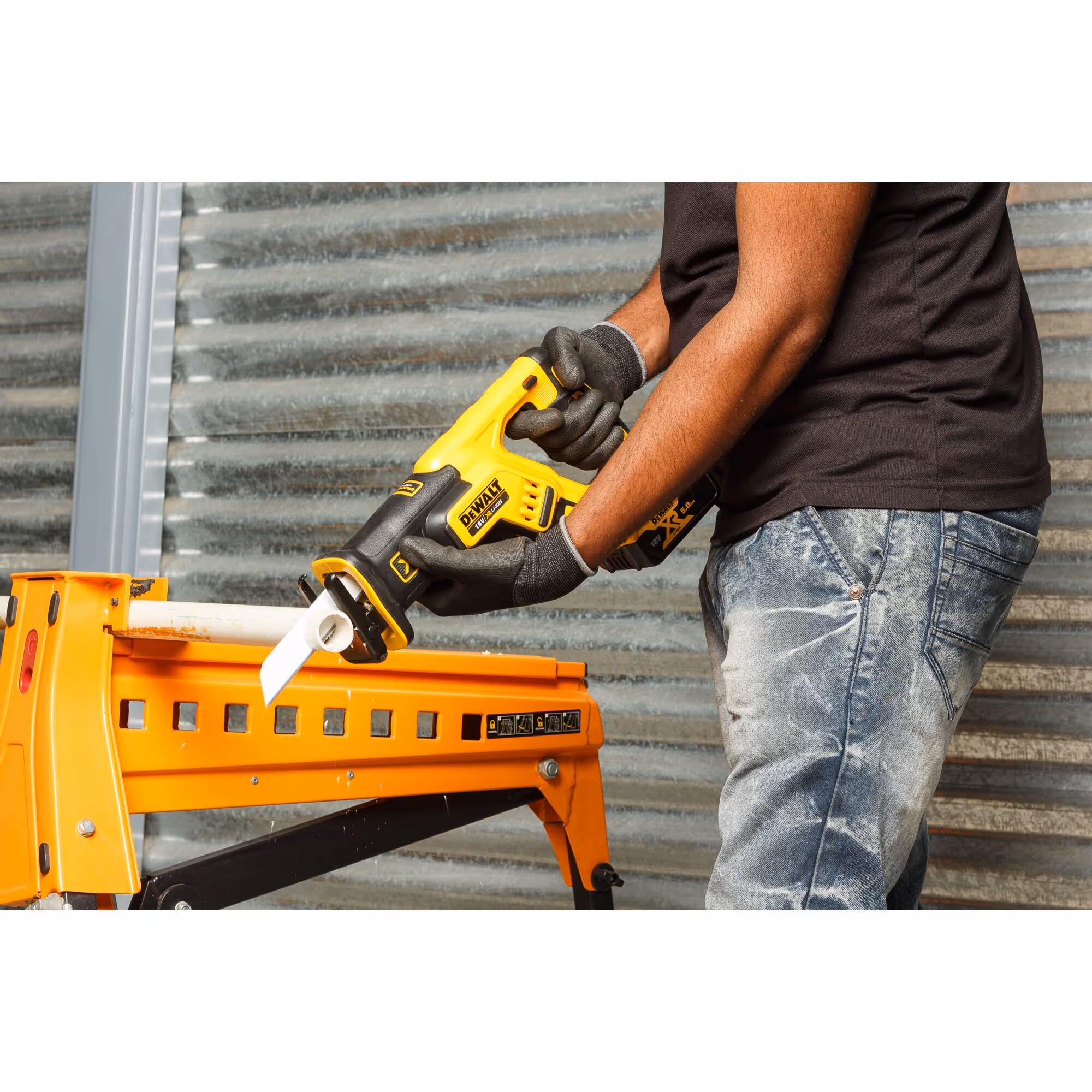 Scie sabre Compacte XR 18V 5Ah Li-Ion Brushless avec batteries