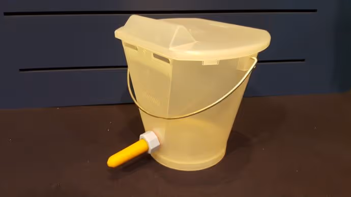 Seau a tetine pour veau 8L - Ukal