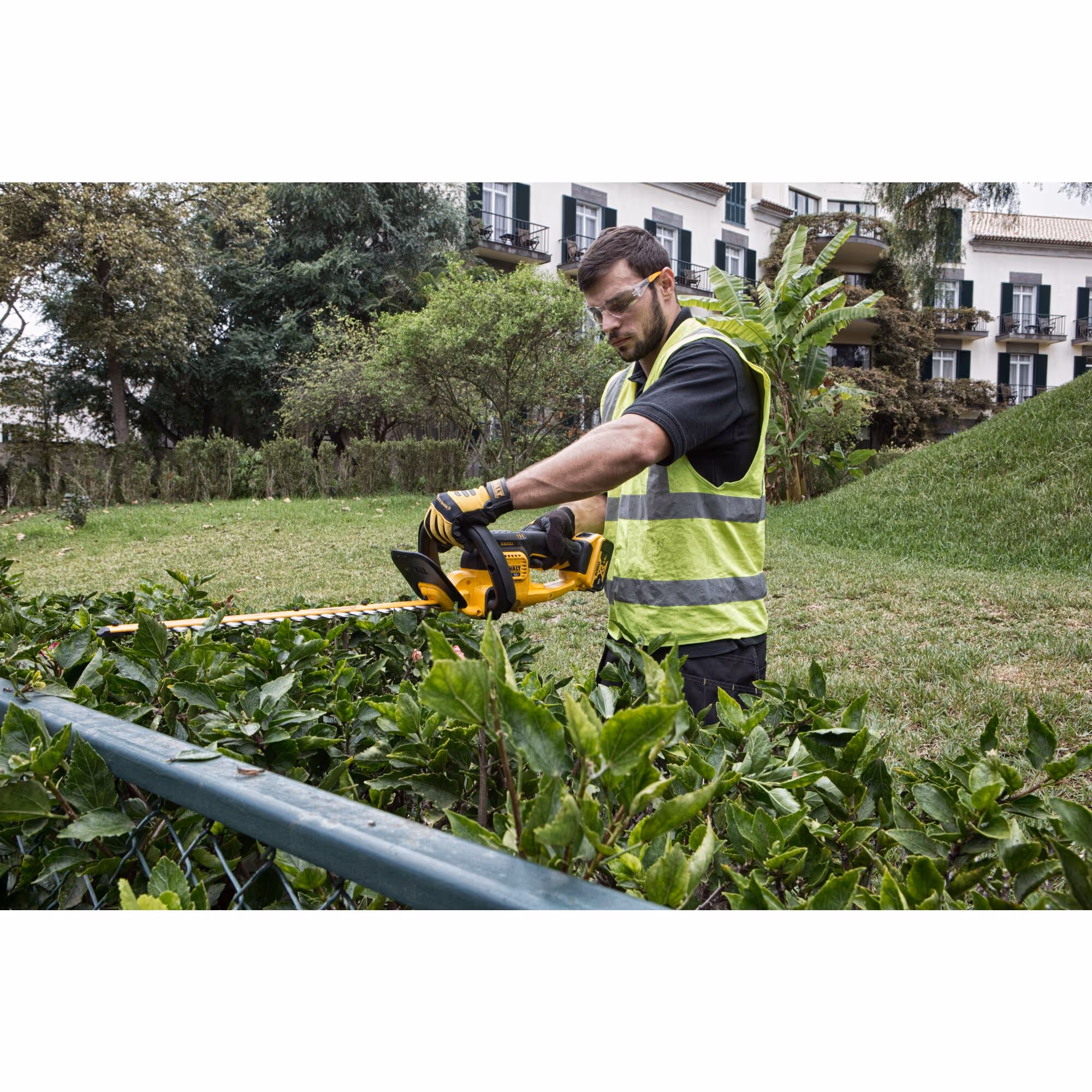 Taille-haies XR 18 V - vitesse variable (cps/min) : 0-2800 / écartement (mm) : 19 / longueur lame (cm) : 55 - sans batterie ni chargeur