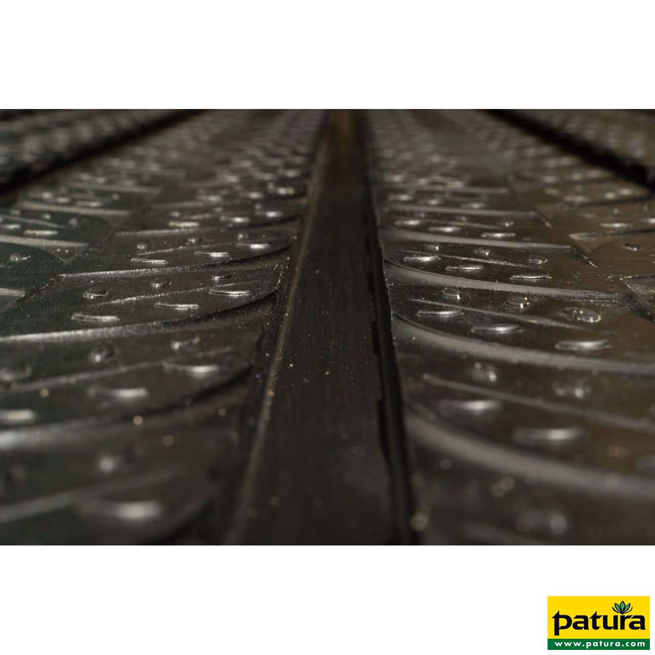 Tapis rainuré ActiveDuo, revêtement de couloir pour bovins, clous d'ancrage inclus, Lmax. :150 m, l :80 cm, h :2 cm