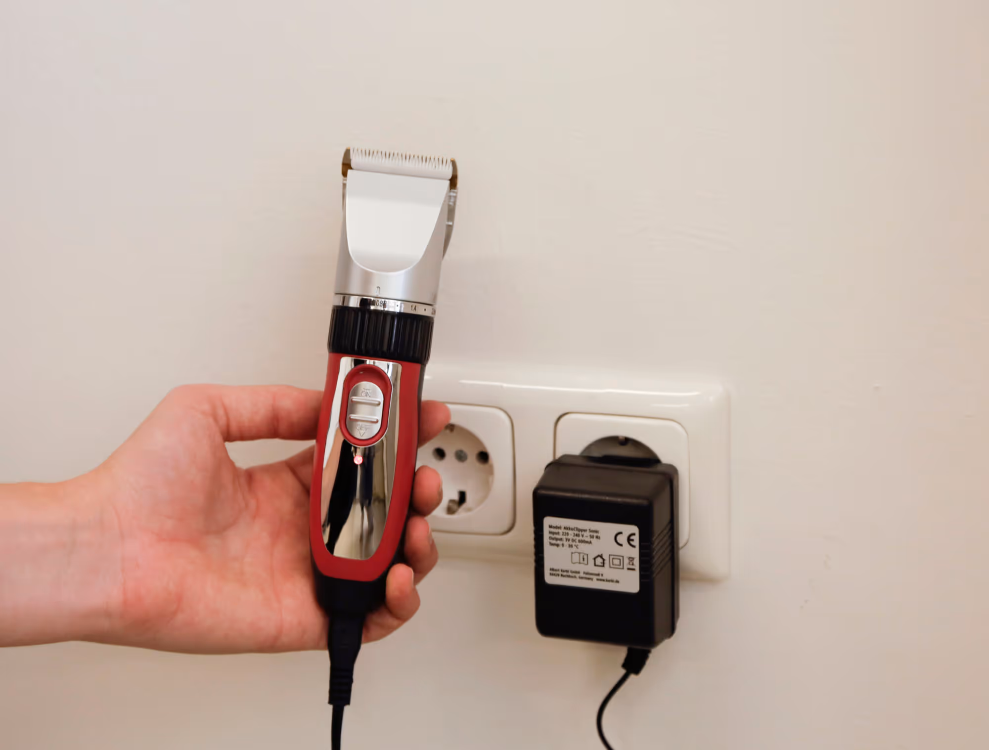 Tondeuse Sonic rouge/noir, sur batterie