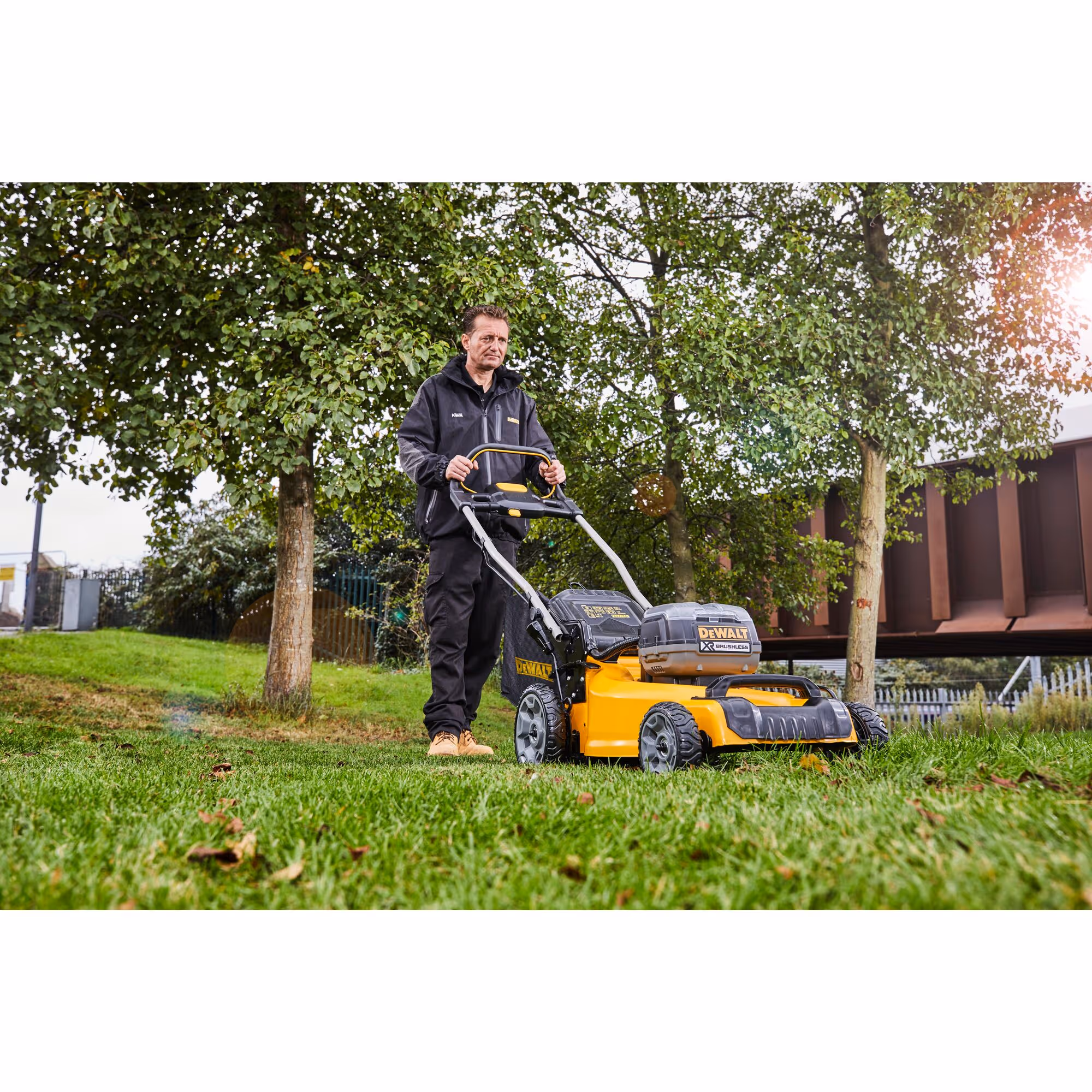 Tondeuse XR 2 X 18 V Brushless - largeur de coupe (cm) : 48 / carter en acier (cm) : 51 / hauteur de coupe : 5 / capacité de collecte (L) : 55 - sans batterie ni chargeur